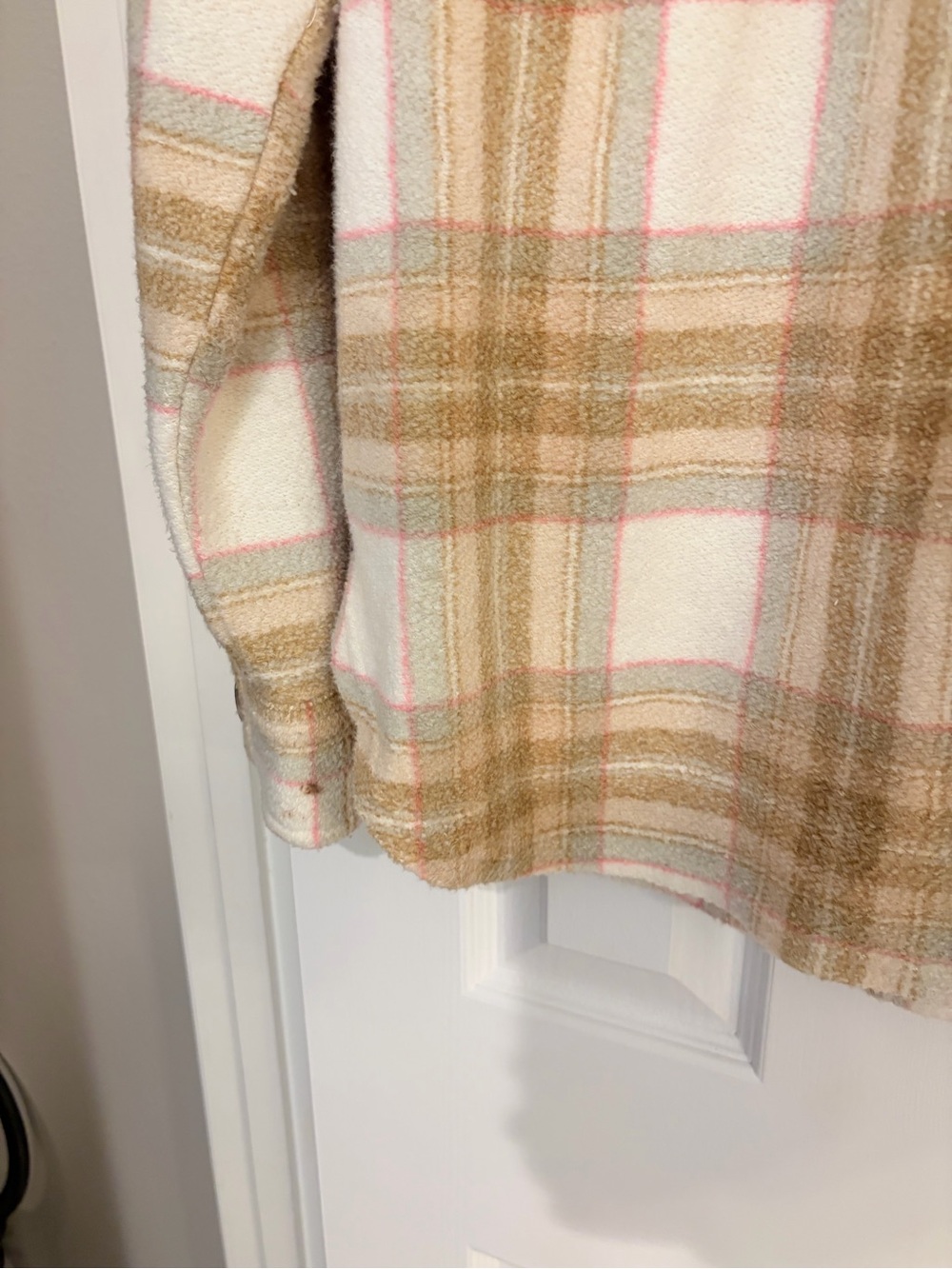 American Eagle Plaid Fleece Shacket Small Cream Tan Pink Flannel - Picture 7 of 9